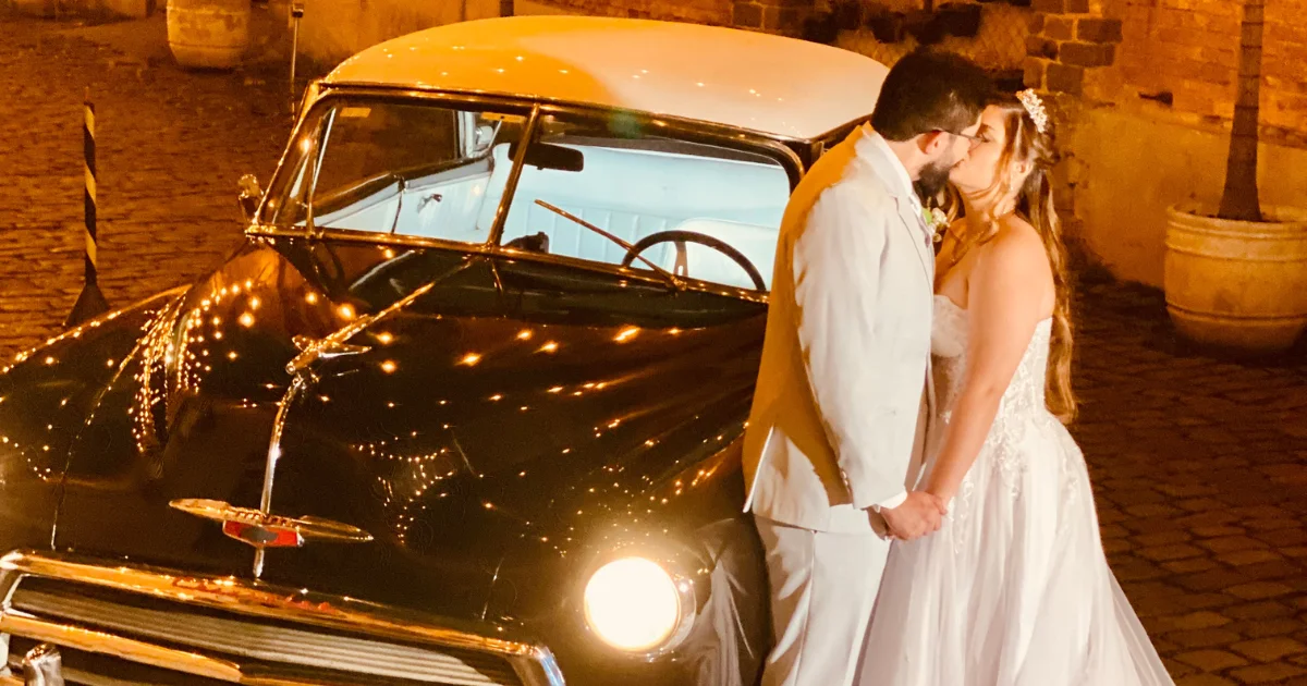 Carro clássico ABM Locações chegando ao casamento